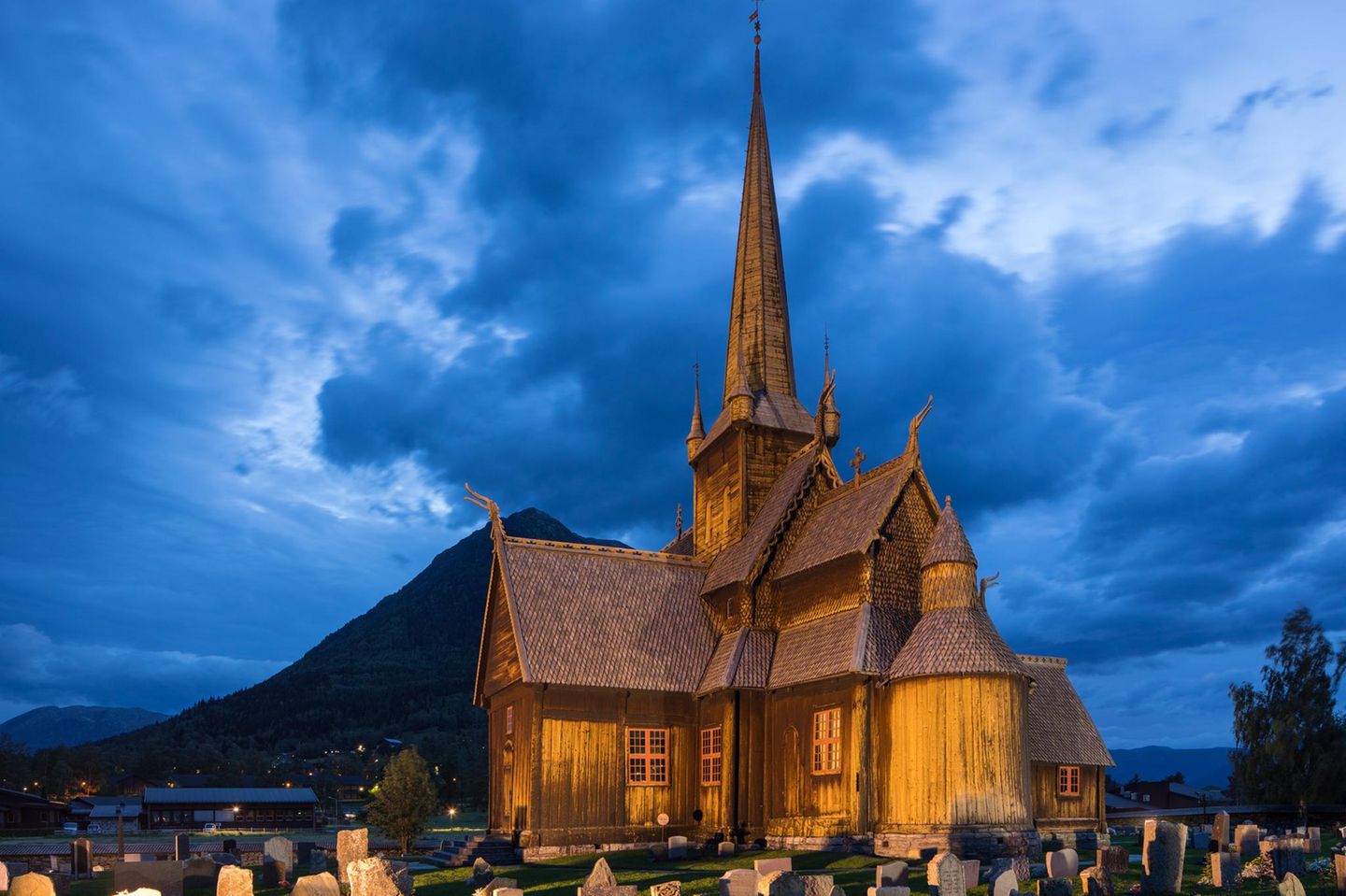 Ort Lom mit Stabkirche