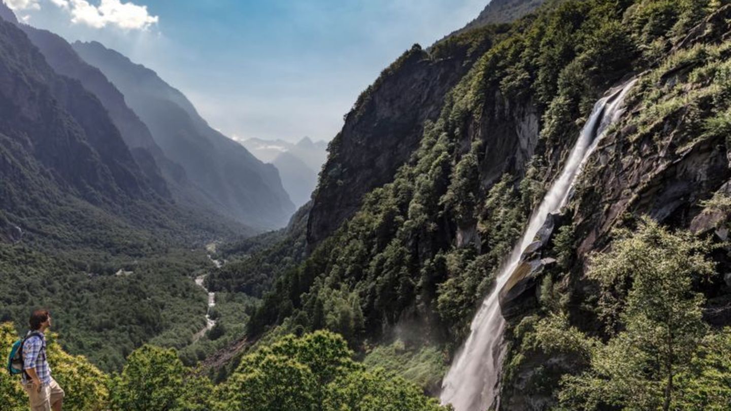 Ein Gefühl wie im Dschungel: Wanderer im Val Bavona. Foto: Alessio Pizzicannella/Ticino Turismo/dpa-tmn