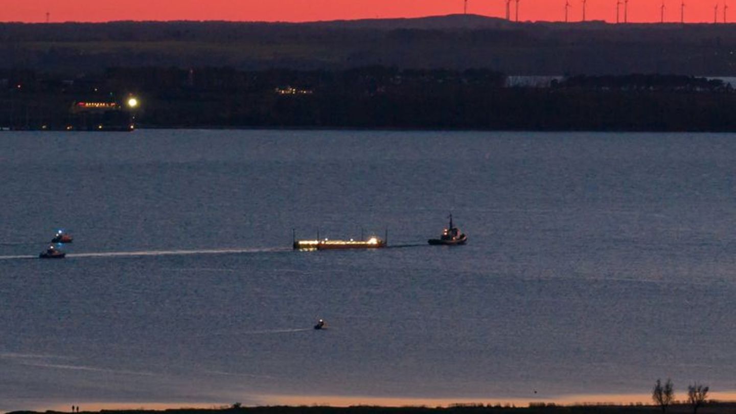 Das Schleppschiff Robin Hood (r) schleppt die Barge in die Ostsee Richtung Fehmarn. Foto: Bodo Marks/dpa