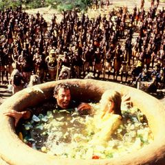 Freuds Thesen vom triebgesteuerten, menschenfressenden Wilden prägen unser Denken bis heute, denn die rassistischen und unhaltbaren Stereotype lebten auch in Filmen fort, wie hier in "Quatermain" von 1985