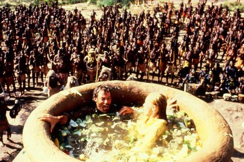 Freuds Thesen vom triebgesteuerten, menschenfressenden Wilden prägen unser Denken bis heute, denn die rassistischen und unhaltbaren Stereotype lebten auch in Filmen fort, wie hier in "Quatermain" von 1985