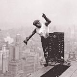 Ein Arbeiter baut am Gebäude des Empire State Buildings