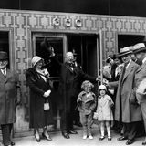 Menschen stehen zur Einweihungsfeier vor dem