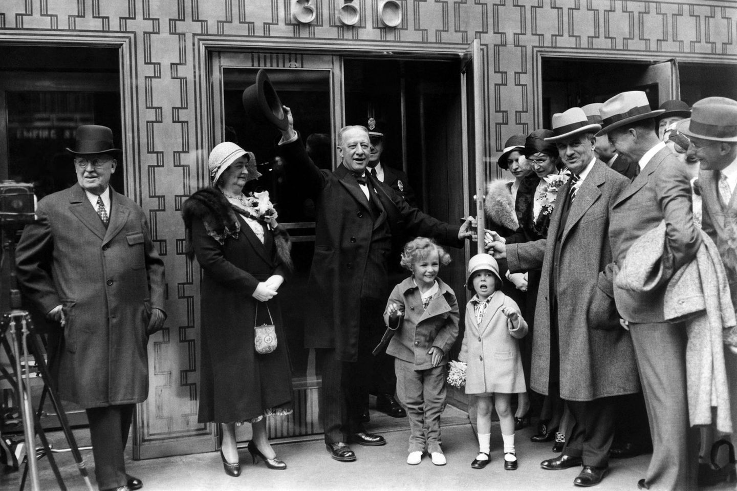 Menschen stehen zur Einweihungsfeier vor dem