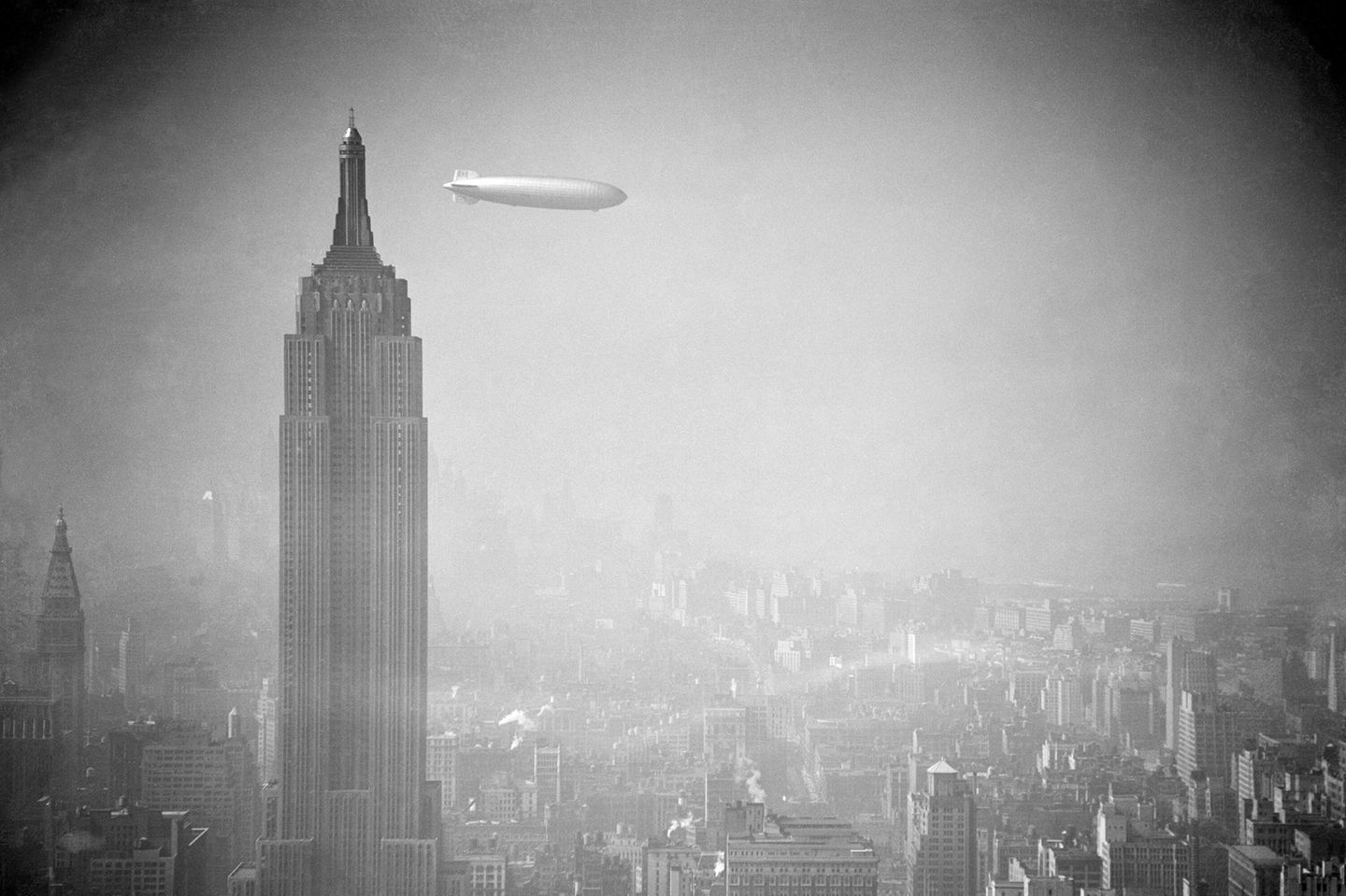 Ein Luftschiff fliegt am Empire State Building vorbei, 1938