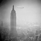 Ein Luftschiff fliegt am Empire State Building vorbei, 1938