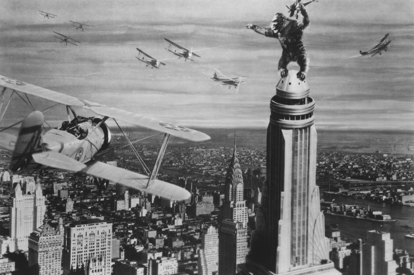 Eine Filmszene, die King Kong steht auf dem Dach des Empire State Building zeigt