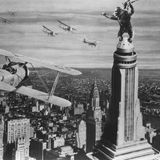 Eine Filmszene, die King Kong steht auf dem Dach des Empire State Building zeigt
