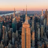 Sonnenuntergang über der Skyline von New York, im Vordergrund das Empire State Building