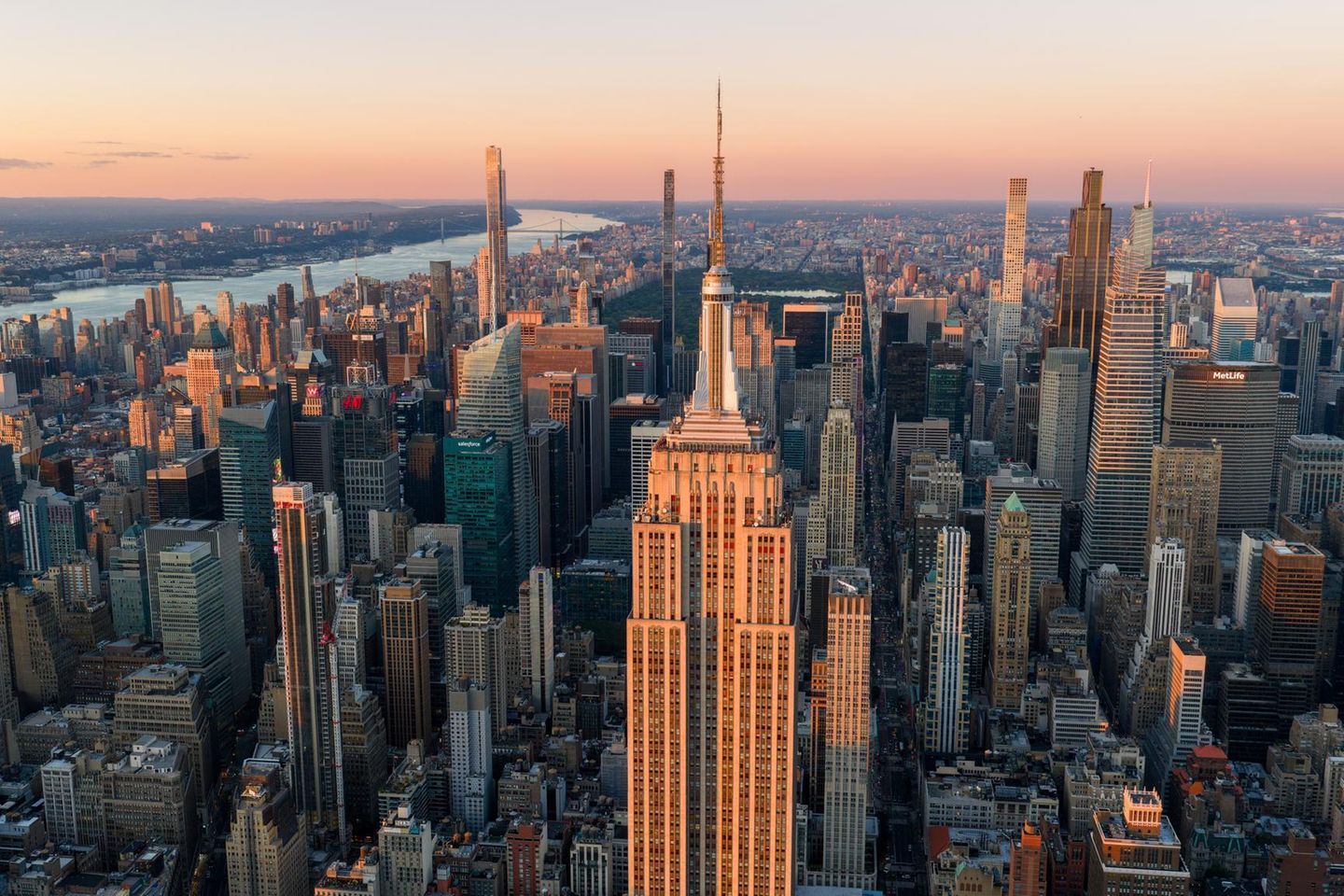 Sonnenuntergang über der Skyline von New York, im Vordergrund das Empire State Building