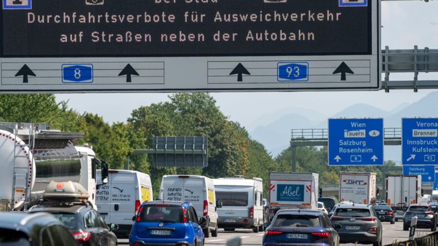 Mit Durchfahrtsverboten auf Nebenstrecke wollen Kommunen den Verkehr reduzieren, der an verkehrsreichen Tagen durch ihre Ortscha