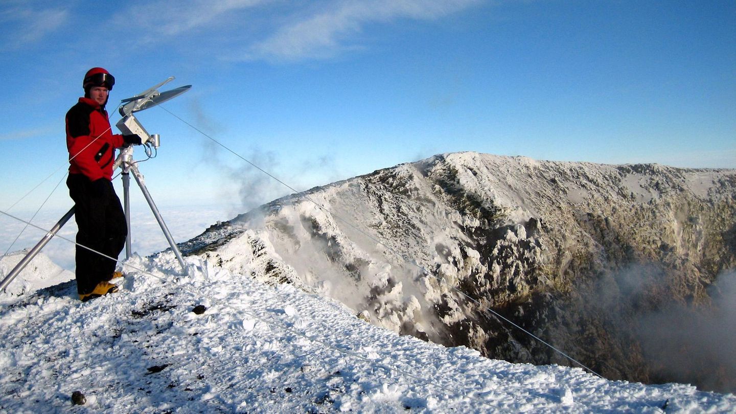 Als Geophysiker untersucht Alexander Gerst auf Forschungsexpeditionen aktive Vulkane: Am Mount Erebus in der Antarktis vermisst er die Eruptionen vom Kraterrand aus mit einer selbst konstruierten "Radarfalle". Wochenlang zeltet er dafür im Schnee, in eisiger Kälte, Stürmen und Hagelschauern aus glühenden Lavabomben. Die Ergebnisse helfen, Vulkanausbrüche in dichter besiedelten Gegenden besser vorherzusagen.