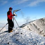 Als Geophysiker untersucht Alexander Gerst auf Forschungsexpeditionen aktive Vulkane: Am Mount Erebus in der Antarktis vermisst er die Eruptionen vom Kraterrand aus mit einer selbst konstruierten "Radarfalle". Wochenlang zeltet er dafür im Schnee, in eisiger Kälte, Stürmen und Hagelschauern aus glühenden Lavabomben. Die Ergebnisse helfen, Vulkanausbrüche in dichter besiedelten Gegenden besser vorherzusagen.