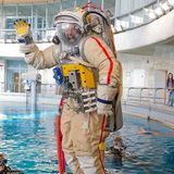 Als einer von über 8000 Aspiranten für nur sechs Plätze bewirbt Gerst sich 2008 beim Astronautenprogramm der Europäischen Raumfahrtagentur ESA - und wird aufgenommen. "Ich dachte mir: Wenn man so einen Traum hat, dann sollte man ihm eine Chance geben". Im September 2014 startet Gerst zu seiner ersten Mission - und trainiert dafür mehr als 6000 Stunden, unter anderem Außenbordeinsätze mit dem russischen Raumanzug