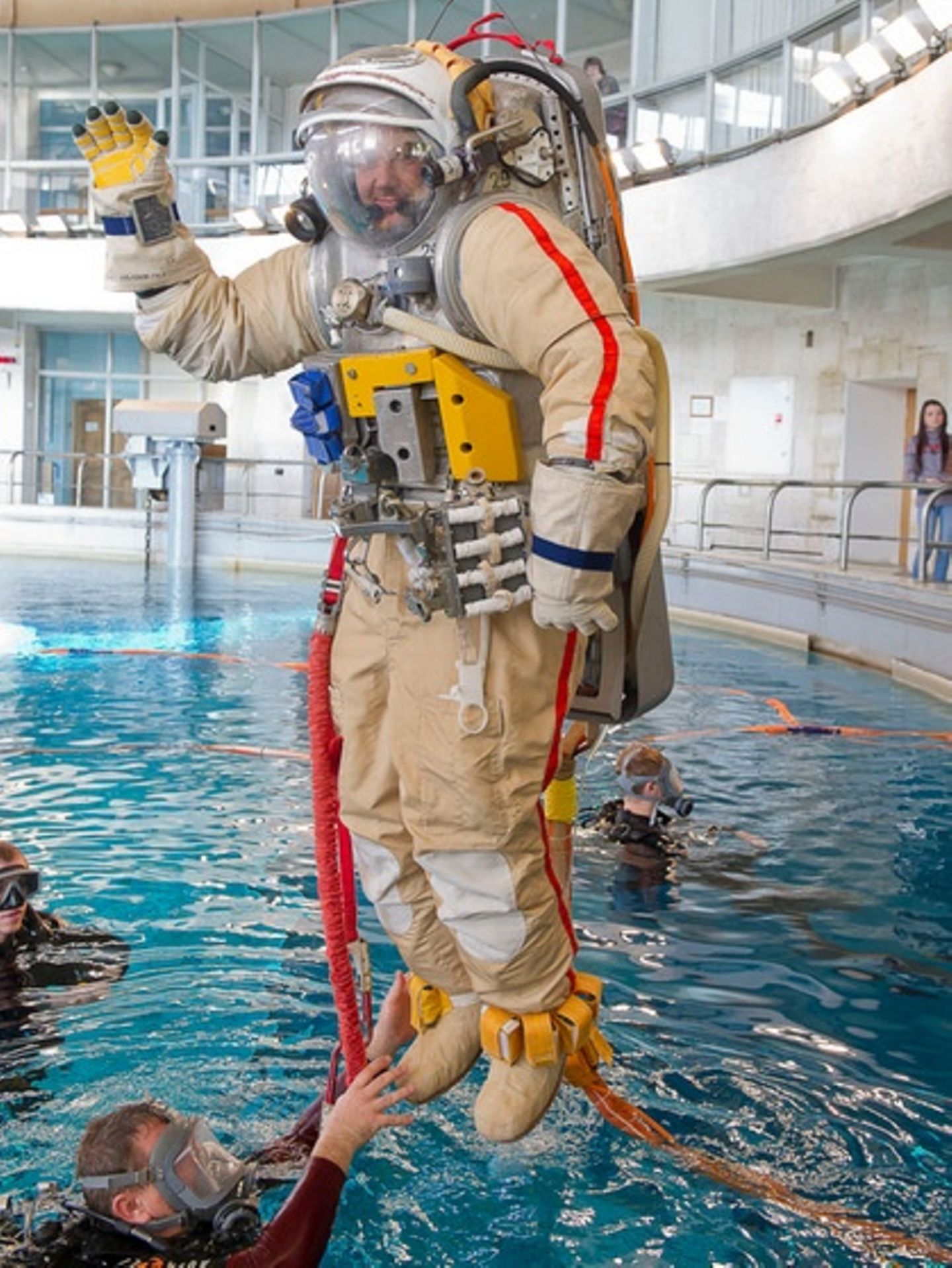 Als einer von über 8000 Aspiranten für nur sechs Plätze bewirbt Gerst sich 2008 beim Astronautenprogramm der Europäischen Raumfahrtagentur ESA - und wird aufgenommen. "Ich dachte mir: Wenn man so einen Traum hat, dann sollte man ihm eine Chance geben". Im September 2014 startet Gerst zu seiner ersten Mission - und trainiert dafür mehr als 6000 Stunden, unter anderem Außenbordeinsätze mit dem russischen Raumanzug