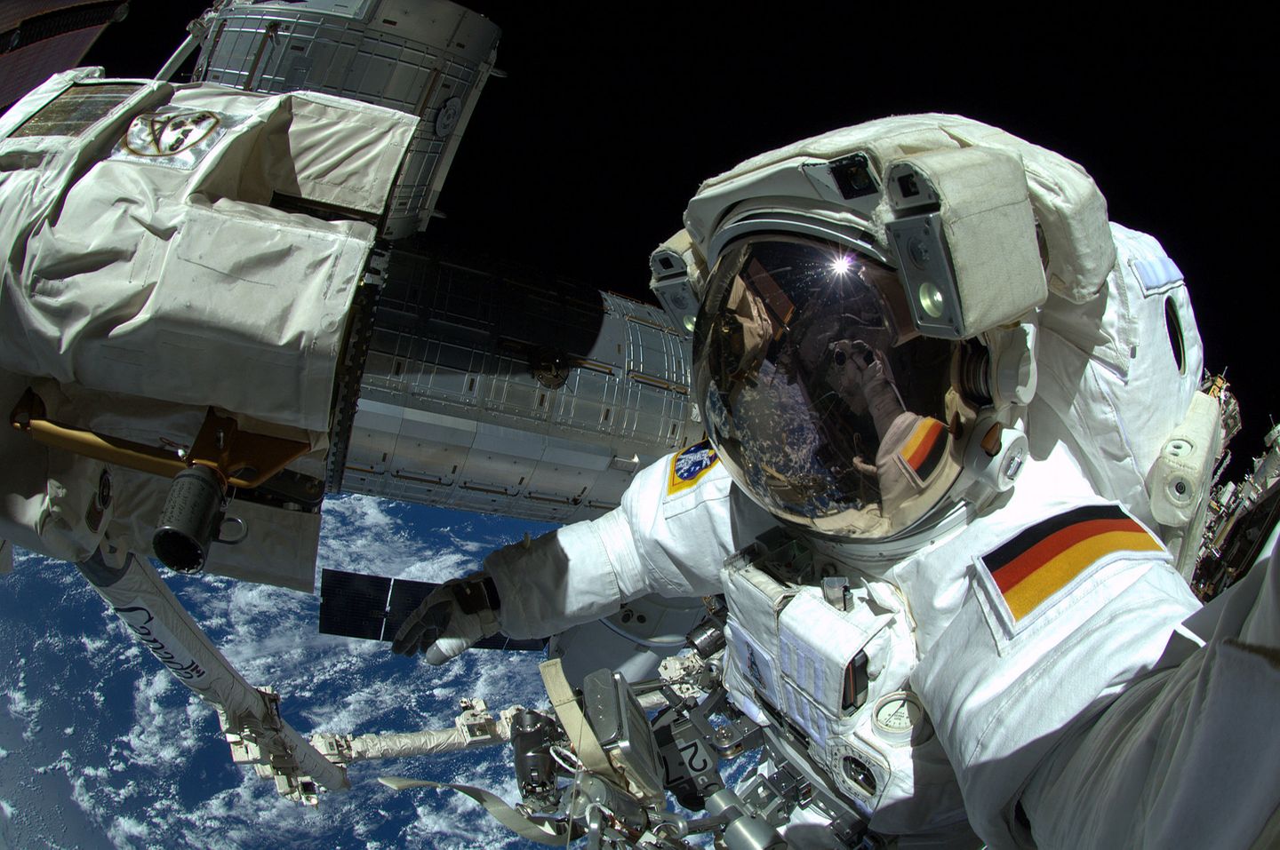 Gemeinsam mit seinem NASA-Kollegen Reid Wiseman absolviert Gerst 2014 während seiner ersten Mission auf der Raumstation ISS einen Außeneinsatz – bei 28.000 km/h. Die beiden sollen eine Kühlpumpe versetzen: 500 mühsame Arbeitsschritte sind dafür nötig, sie dauern sechs Stunden. Aber der Ausblick dabei, zur Erde zurück, entschädigt: "Das war mit Abstand die eindrucksvollste Erfahrung meines Lebens", sagt Gerst danach.
