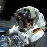 Gemeinsam mit seinem NASA-Kollegen Reid Wiseman absolviert Gerst 2014 während seiner ersten Mission auf der Raumstation ISS einen Außeneinsatz – bei 28.000 km/h. Die beiden sollen eine Kühlpumpe versetzen: 500 mühsame Arbeitsschritte sind dafür nötig, sie dauern sechs Stunden. Aber der Ausblick dabei, zur Erde zurück, entschädigt: "Das war mit Abstand die eindrucksvollste Erfahrung meines Lebens", sagt Gerst danach.