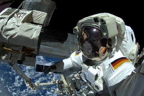 Gemeinsam mit seinem NASA-Kollegen Reid Wiseman absolviert Gerst 2014 während seiner ersten Mission auf der Raumstation ISS einen Außeneinsatz – bei 28.000 km/h. Die beiden sollen eine Kühlpumpe versetzen: 500 mühsame Arbeitsschritte sind dafür nötig, sie dauern sechs Stunden. Aber der Ausblick dabei, zur Erde zurück, entschädigt: "Das war mit Abstand die eindrucksvollste Erfahrung meines Lebens", sagt Gerst danach.