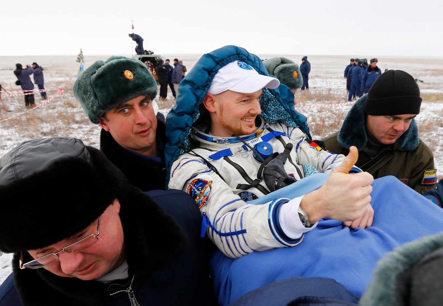Am 10. November 2014 landet die Crew der "Blue Dot"-Mission mit Alexander Gerst nach 166 Tagen im All in der Steppe von Kasachstan. "Die Erde riecht großartig", sagt der Astronaut nach dem turbulenten, aber sicheren Rückflug. Beim Wiedereintritt in die Atmosphäre sind die Belastungen durch die Hitze und Bremskräfte enorm. "Ich konnte kaum atmen", berichtet Gerst, "das war eine heftige Achterbahnfahrt – mal zehn!"