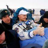 Am 10. November 2014 landet die Crew der "Blue Dot"-Mission mit Alexander Gerst nach 166 Tagen im All in der Steppe von Kasachstan. "Die Erde riecht großartig", sagt der Astronaut nach dem turbulenten, aber sicheren Rückflug. Beim Wiedereintritt in die Atmosphäre sind die Belastungen durch die Hitze und Bremskräfte enorm. "Ich konnte kaum atmen", berichtet Gerst, "das war eine heftige Achterbahnfahrt – mal zehn!"