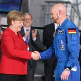 Im Jahr 2016 wird Gerst von der ESA für seine zweite Raumfahrtmission nominiert. Bundeskanzlerin Angela Merkel gratuliert ihm im Europäischen Astronautenzentrum (EAC): Als erster Deutscher soll Gerst als Kommandant die Verantwortung für die Internationale Raumstation ISS übernehmen. Außerdem wird er als Pilot des Soyuz-Raumschiffs ausgebildet. Im Juni 2018 bricht er mit seiner "Horizons"-Crew auf.