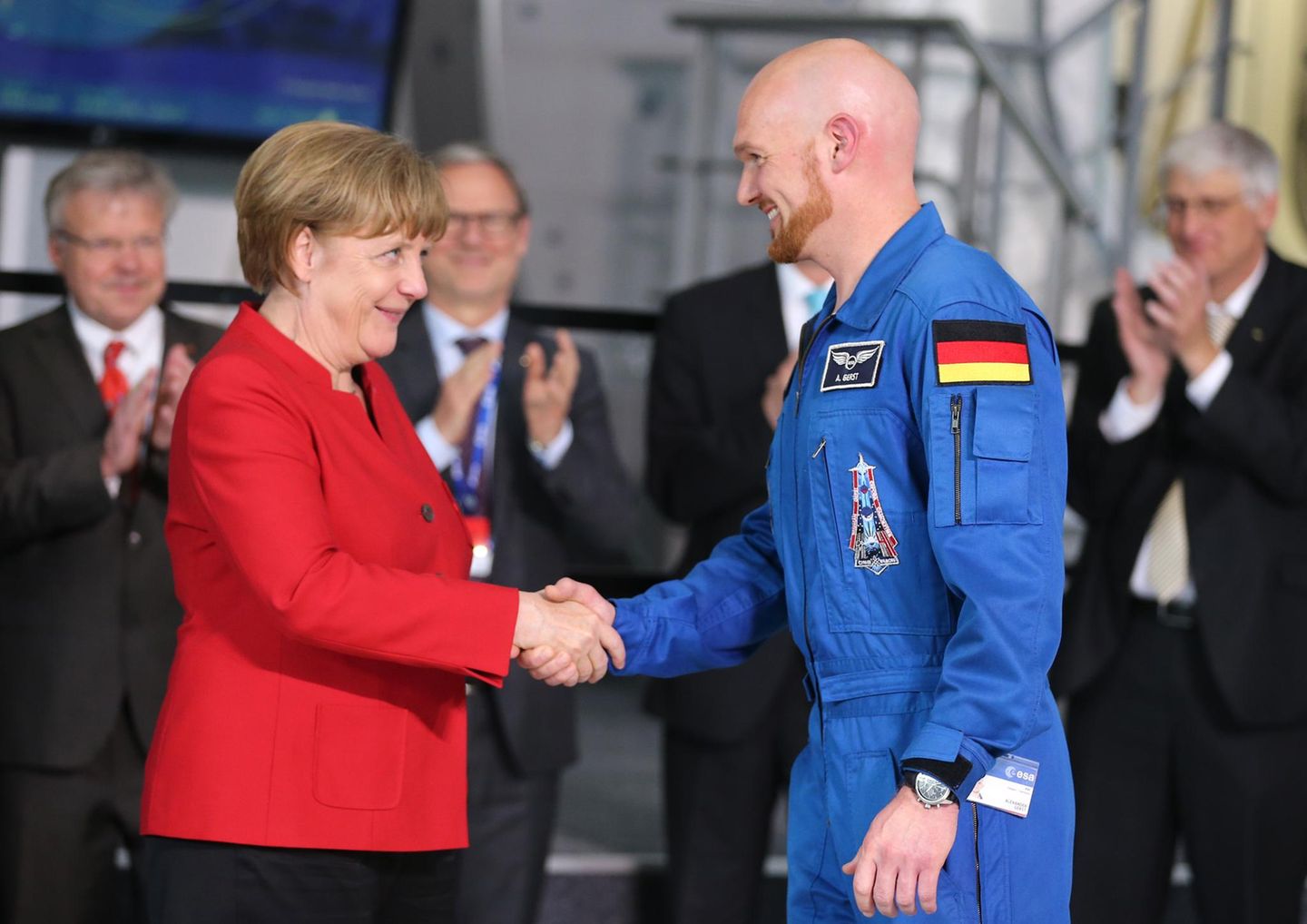 Im Jahr 2016 wird Gerst von der ESA für seine zweite Raumfahrtmission nominiert. Bundeskanzlerin Angela Merkel gratuliert ihm im Europäischen Astronautenzentrum (EAC): Als erster Deutscher soll Gerst als Kommandant die Verantwortung für die Internationale Raumstation ISS übernehmen. Außerdem wird er als Pilot des Soyuz-Raumschiffs ausgebildet. Im Juni 2018 bricht er mit seiner "Horizons"-Crew auf.