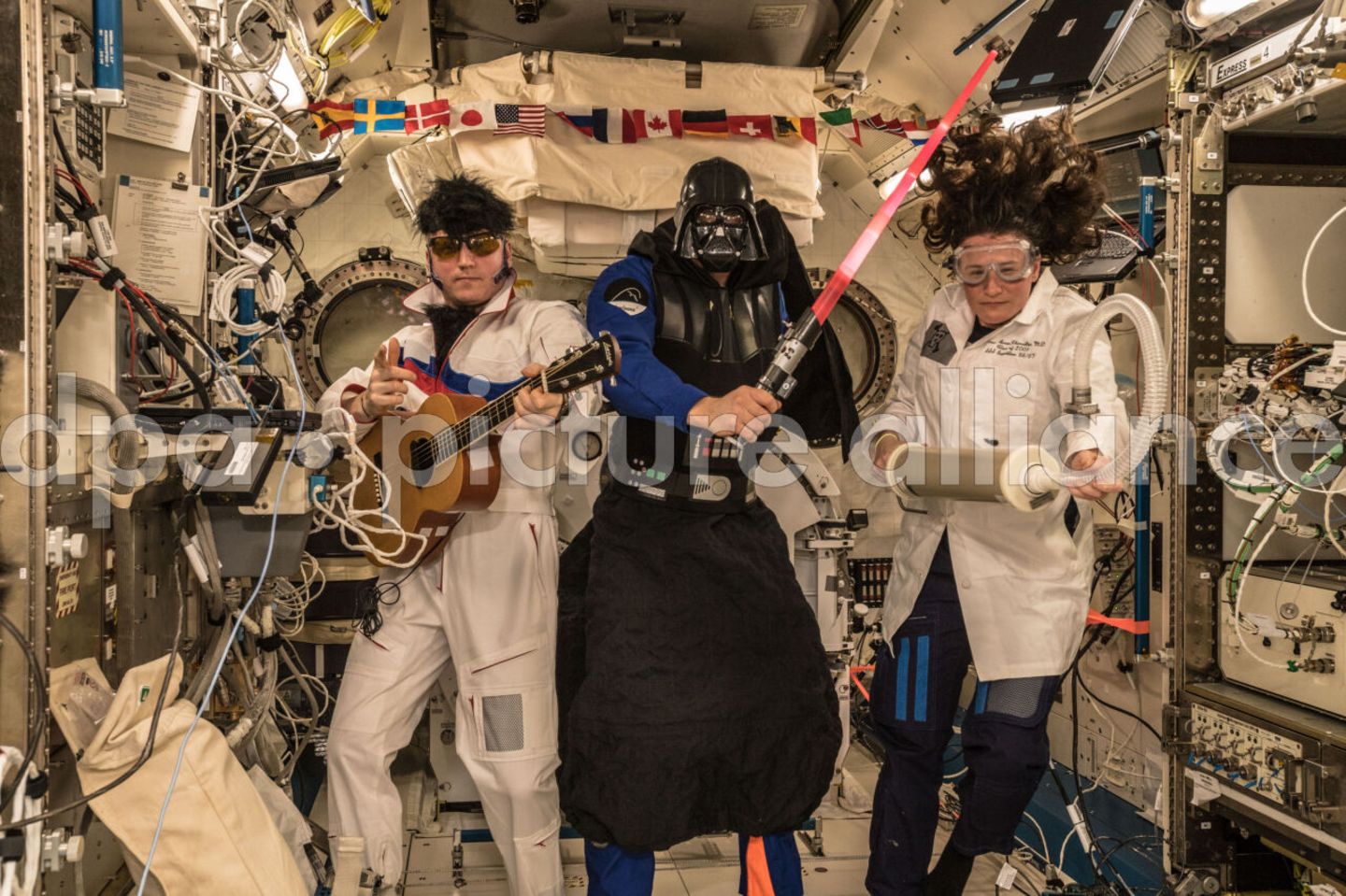 Aufgrund eines Fehlstarts der neuen Crew muss die Mannschaft um Alexander Gerst 2018 auf der Raumstation über Wochen komplett allein zurechtkommen. Zu Halloween unterbricht sie kurz das Forschungsprogramm - und schickt Grüße zur Erde: Kommandant Gerst als Darth Vader, Sergey Prokopyev als Elvis und Serena Auñon-Chancellor als Ghostbuster.