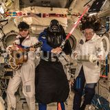 Aufgrund eines Fehlstarts der neuen Crew muss die Mannschaft um Alexander Gerst 2018 auf der Raumstation über Wochen komplett allein zurechtkommen. Zu Halloween unterbricht sie kurz das Forschungsprogramm - und schickt Grüße zur Erde: Kommandant Gerst als Darth Vader, Sergey Prokopyev als Elvis und Serena Auñon-Chancellor als Ghostbuster.