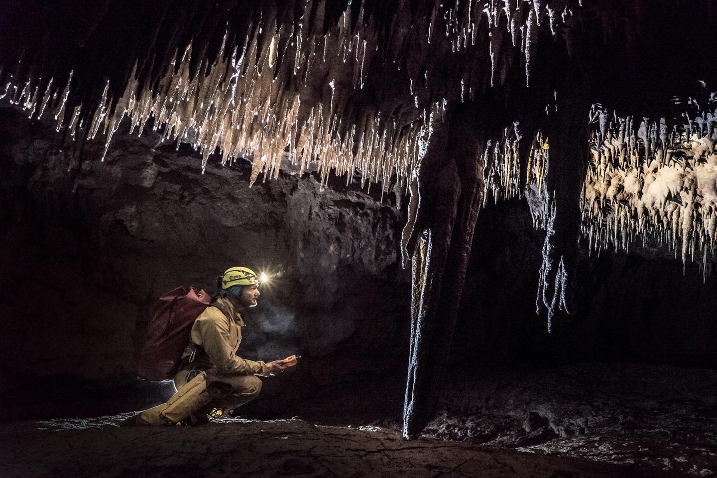 Kälte von sechs Grad Celsius, völlige Finsternis, leblose Stille: In einem Spezialprogramm der ESA trainiert Alexander Gerst 2019 in Slowenien mit einem Team die Erforschung von tiefen Höhlensystemen – auch als Vorbereitung für die Erkundung von neuen Welten im All. "In Mond- oder Marshöhlen könnten Raumfahrerinnen und Raumfahrer Schutz vor Strahlung und Temperaturschwankungen suchen", erklärt er.