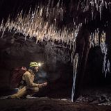 Kälte von sechs Grad Celsius, völlige Finsternis, leblose Stille: In einem Spezialprogramm der ESA trainiert Alexander Gerst 2019 in Slowenien mit einem Team die Erforschung von tiefen Höhlensystemen – auch als Vorbereitung für die Erkundung von neuen Welten im All. "In Mond- oder Marshöhlen könnten Raumfahrerinnen und Raumfahrer Schutz vor Strahlung und Temperaturschwankungen suchen", erklärt er.