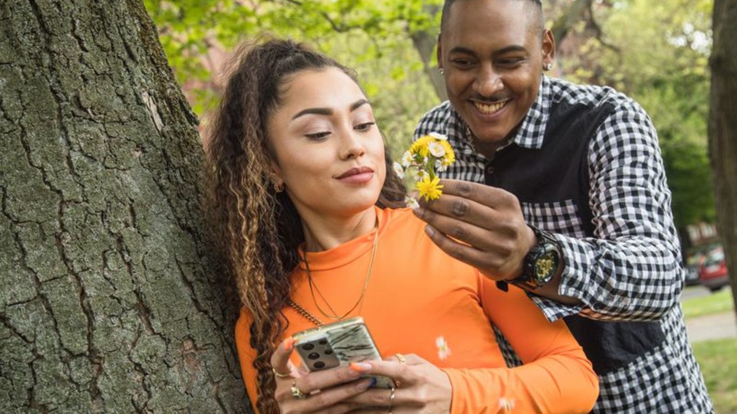 "Guck mal, das Video ist lustig!": Gemeinsam lacht es sich am besten. Foto: Christin Klose/dpa Themendienst/dpa-tmn