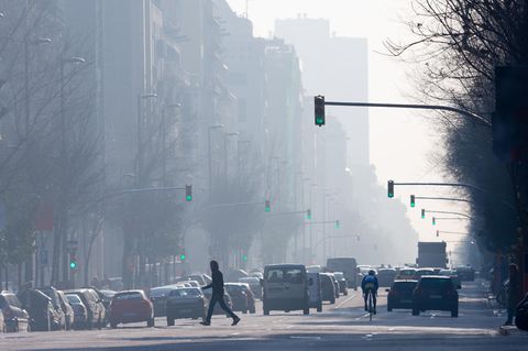 Großstadt Straße mit dreckiger Luft