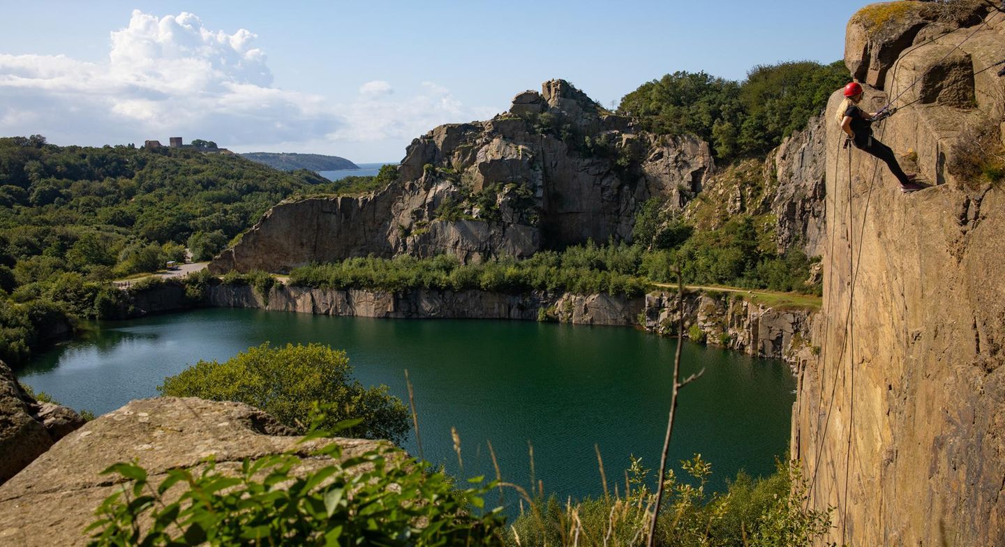 Bornholm zeichnet sich auch durch seine Geologie aus. Die gut 590 Quadratkilometer große Insel besteht im Gegensatz zum Rest Dänemarks größtenteils aus Gestein. Der Granit macht Bornholm zum dänischen Kletter-Hotspot. Allein an der Küste von Nordbornholm gibt es mehr als 400 gesicherte Kletterrouten mit festen Bohrhaken im Felsen. Manche Granitwände ragen steil bis zu 45 Meter in die Höhe. Ein Kletterhighlight sind die Helligdomsklipperne-Klippen nahe der Ortschaft Gudhjem. Der Blick aus der 22 Meter hohen Felswand direkt am Meer ist atemberaubend. Für Beginner werden an den Klippen rund um den Opalsee an der Nordspitze der Insel Anfängerkurse (ab zwölf Jahre) angeboten.