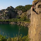 Bornholm zeichnet sich auch durch seine Geologie aus. Die gut 590 Quadratkilometer große Insel besteht im Gegensatz zum Rest Dänemarks größtenteils aus Gestein. Der Granit macht Bornholm zum dänischen Kletter-Hotspot. Allein an der Küste von Nordbornholm gibt es mehr als 400 gesicherte Kletterrouten mit festen Bohrhaken im Felsen. Manche Granitwände ragen steil bis zu 45 Meter in die Höhe. Ein Kletterhighlight sind die Helligdomsklipperne-Klippen nahe der Ortschaft Gudhjem. Der Blick aus der 22 Meter hohen Felswand direkt am Meer ist atemberaubend. Für Beginner werden an den Klippen rund um den Opalsee an der Nordspitze der Insel Anfängerkurse (ab zwölf Jahre) angeboten.