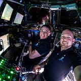 Mehr als 370 wissenschaftliche Experimente führt das Team um Alexander Gerst im Lauf der "Horizons"-Mission 2018 durch. Gemeinsam mit der NASA-Astronautin Serena Auñon-Chancellor nimmt der Deutsche für den Betrieb an Bord einen Raumfrachter in Empfang: Das sekundengenaue Andockmanöver mithilfe des Roboterarms der Station haben beide jahrelang vorher eingeübt.