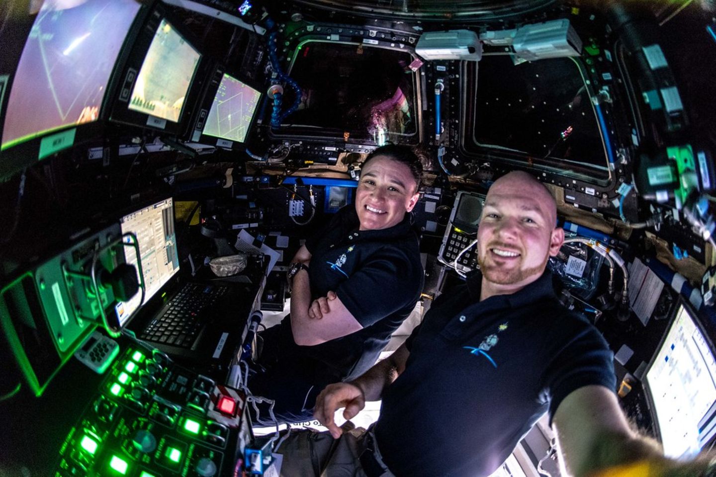 Mehr als 370 wissenschaftliche Experimente führt das Team um Alexander Gerst im Lauf der "Horizons"-Mission 2018 durch. Gemeinsam mit der NASA-Astronautin Serena Auñon-Chancellor nimmt der Deutsche für den Betrieb an Bord einen Raumfrachter in Empfang: Das sekundengenaue Andockmanöver mithilfe des Roboterarms der Station haben beide jahrelang vorher eingeübt.