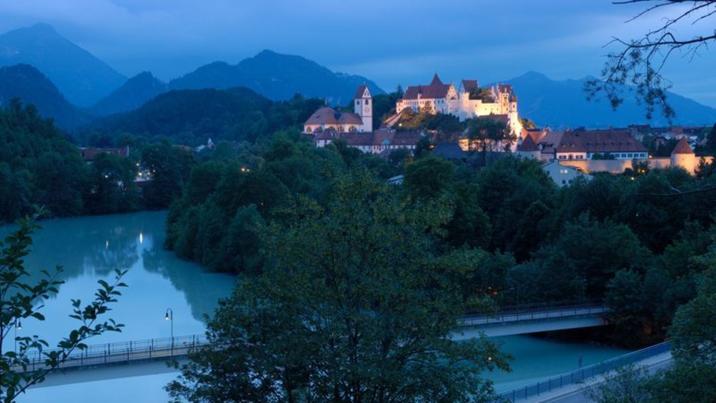 Ist es nicht traumhaft schön? Stadtansicht von Füssen am Abend. Foto: Günter Standl/Füssen Tourismus und Marketing/dpa-tmn