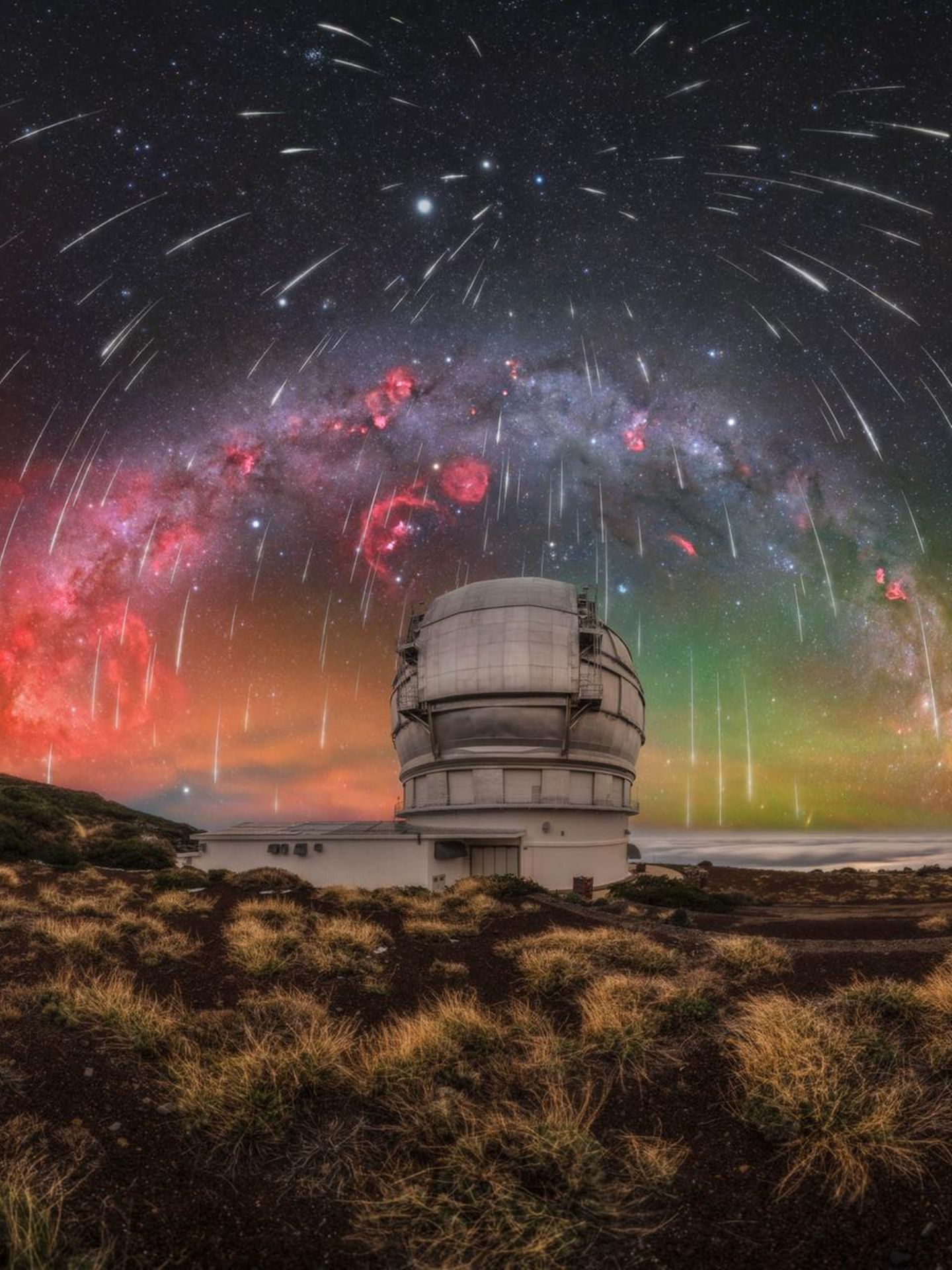 Das Gran Telescopio Canarias steht im Dezember 2025 selbst im Zentrum einer Himmelsaufnahme, als der Meteorschauer der Geminiden über dem größten optischen Teleskop der Welt niederzugehen scheint. Für das spektakuläre Panorama kombinierte Uroš Fink mehrere Aufnahmen.