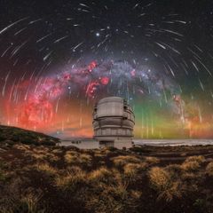 Das Gran Telescopio Canarias steht im Dezember 2025 selbst im Zentrum einer Himmelsaufnahme, als der Meteorschauer der Geminiden über dem größten optischen Teleskop der Welt niederzugehen scheint. Für das spektakuläre Panorama kombinierte Uroš Fink mehrere Aufnahmen.
