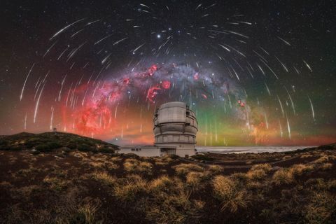 Das Gran Telescopio Canarias steht im Dezember 2025 selbst im Zentrum einer Himmelsaufnahme, als der Meteorschauer der Geminiden über dem größten optischen Teleskop der Welt niederzugehen scheint. Für das spektakuläre Panorama kombinierte Uroš Fink mehrere Aufnahmen.