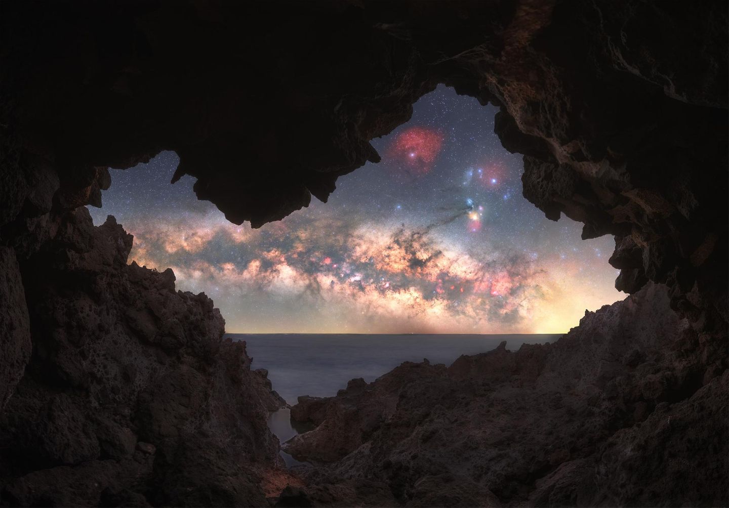 Stundenlang kraxelte Anastasia Gulova über die Klippen Teneriffas, bis sie diese Höhle fand – den perfekten Rahmen für das Band der Milchstraße, das sich in der Abenddämmerung über den Horizont erhebt. Für dieses Bild kombinierte sie Aufnahmen mit verschiedenen Fokusebenen für eine gestochen scharfe Komposition. Sie sagt: "Letztendlich spiegelt das Ergebnis nicht nur die Szene selbst wieder, sondern auch die Beharrlichkeit und Erfahrung, die dahinter stehen.".