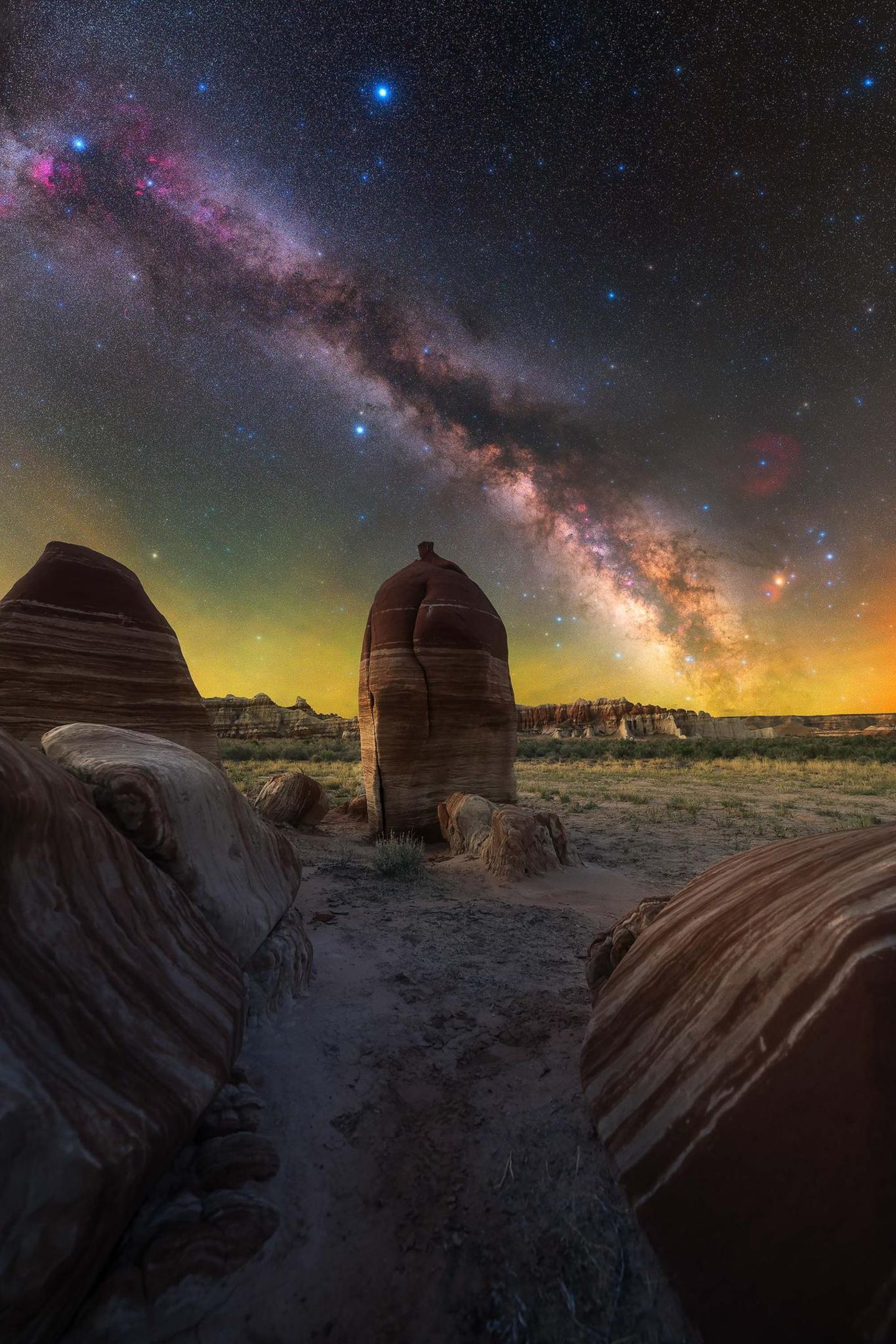 Bei Tag bilden die gebänderten Steinformationen des Hopi-Reservats in Nordarizona eine eindrucksvolle Kulisse. Bei Nacht wirken sie winzig angesichts der Galaxie, die sie überspannt. "Was mich an der Milchstraße anzieht, ist ihre Fähigkeit, Neugier zu wecken", sagt Fotograf Andrew Imhoff. Wer seine Bilder bewundert, spürt seine Faszination für eine Welt, die unvorstellbar fern ist und doch zum Greifen nah scheint.
