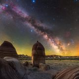 Bei Tag bilden die gebänderten Steinformationen des Hopi-Reservats in Nordarizona eine eindrucksvolle Kulisse. Bei Nacht wirken sie winzig angesichts der Galaxie, die sie überspannt. "Was mich an der Milchstraße anzieht, ist ihre Fähigkeit, Neugier zu wecken", sagt Fotograf Andrew Imhoff. Wer seine Bilder bewundert, spürt seine Faszination für eine Welt, die unvorstellbar fern ist und doch zum Greifen nah scheint.