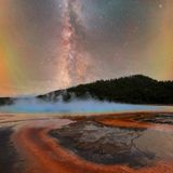 Aus der Erde steigt warmer Dampf, am Himmel funkeln die Sterne: Dass er besondere Momente festhält, wusste Baillie Farley, als er die Grand Prismatic Spring fotografierte, eine riesige Thermalquelle im Yellowstone-Nationalpark. "Der sich ständig verändernde Dunst verwandelte die Szenerie von einem Moment zum nächsten", sagt er. "Kurzzeitig gab er den Blick auf die Sterne frei, verhüllte sie jedoch sofort wieder."  