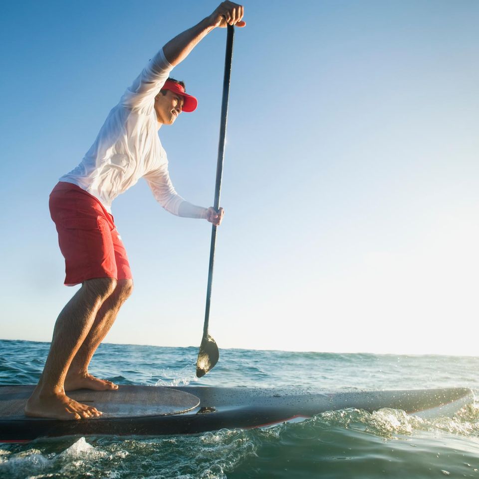Mann auf einem stand-up-paddle-board