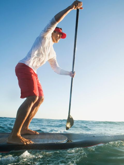 Mann auf einem stand-up-paddle-board