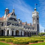 Bahnhof Dunedin, davor Gartenanlage