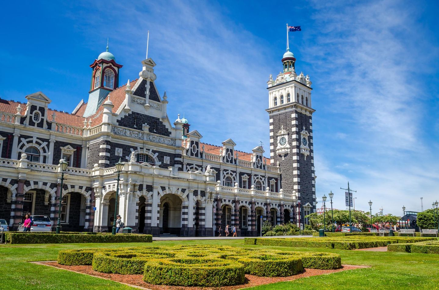 Bahnhof Dunedin, davor Gartenanlage