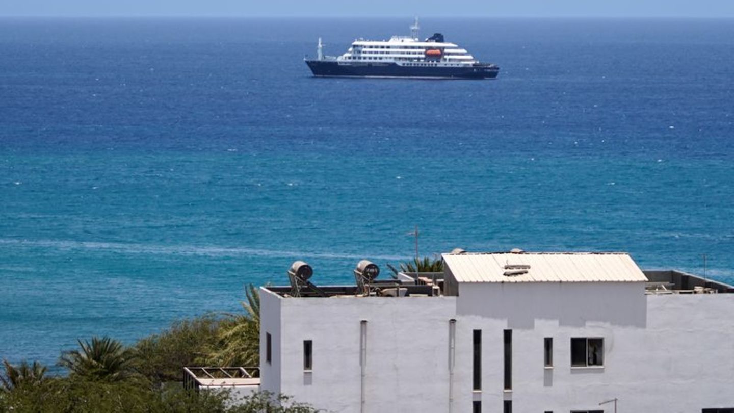Die Passagiere des Kreuzfahrtschiffs können auf den kapverdischen Inseln nicht von Bord gehen. Foto: Arilson Almeida/AP/dpa