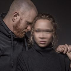 Beziehungen scheitern selten an kleinen Schonungslügen, sondern daran, dass das Vertrauen langsam verschwimmt